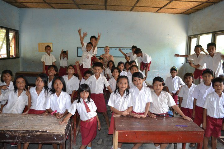 ESLstarter teacher celebrating with her class in Indonesia